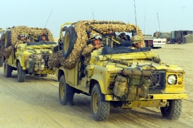 Landrover Defender má ve výzbroji také britská armáda.