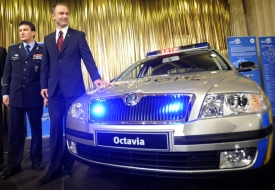 Ivan Langer a jeho chlouba - nová policejní auta, součást reformy.