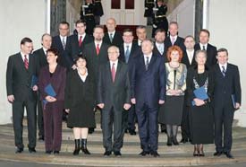 Společné foto členů Topolánkova kabinetu po jmenování prezidentem republiky na Pražském hradě 9. 1. 2007.