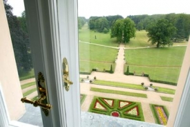Pohled do zahrady zámku v Lánech.