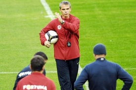 Kouč fotbalistů Sparty Vítězslav Lavička během tréninku.