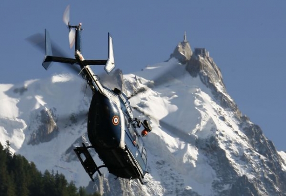 Vrtulník sváží do údolí horolezce vyproštěné z laviny.