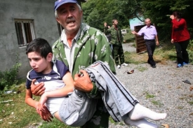 Chlapec zraněný gruzínskými vojáky cvičenými Američany.