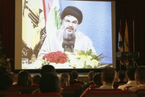 Vůdce Hizballáhu šajch Hasan Nasralláh mluví k novinářům.