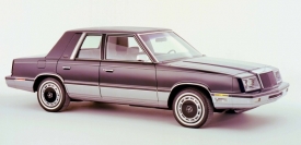 Tento levný lidový Chrysler LeBaron si skuteční baroni jistě nekupovali. Jeho jméno mělo u chudších zákazníků, pro které byl určen, vyvolat iluzi exkluzivnějšího auta.