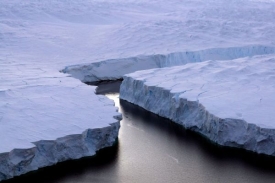 Obrovská ledová kra se odlamuje od antarktické ledové pokrývky.