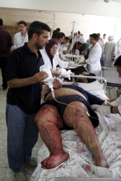 Bagdádští lékaři ošetřují zraněné poutníky.