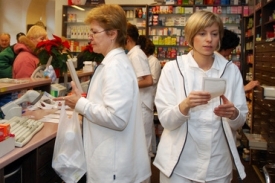 Lékárníci koncem roku odolávali náporu lidí nakupujících do zásoby.