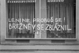 Čeští občané se proti invazi bránili především humorem a ironií.