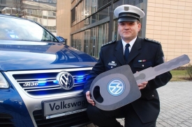 &Scaron;&eacute;f dopravn&iacute; policie Leo&scaron; Tržil se raduje z nov&yacute;ch passatů R36.