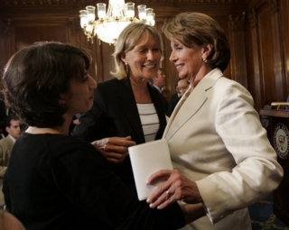 Beverly Eckertová (uprostřed) u předsedkyně Sněmovny reprezentantů.