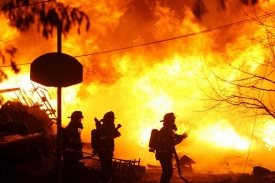 Hasiči bojují s plameny po zřícení letadla v Clarence.