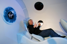 Sir Richard Branson si užívá pohodlí v kabině Virgin Galactic.