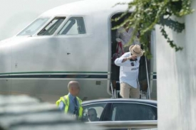 Premiér Topolánek vystupuje z letadla po dovolené na Sardinii.