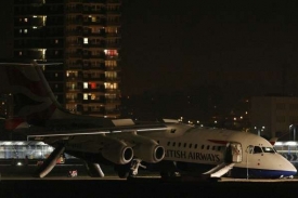 Havarovaný stroj na londýnském letišti.