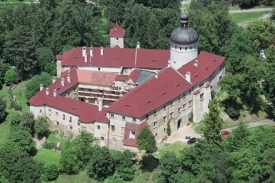 Letecký pohled na Grabštejn, hrad přestavěný na renesanční zámek.