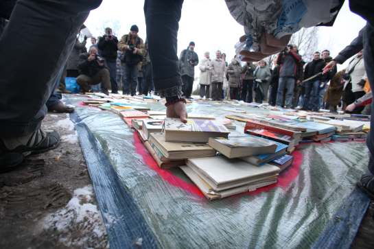 Účastníci happeningu přinesli stovky knih.