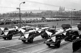 Vojenská přehlídka v Praze na Letné v roce 1962.