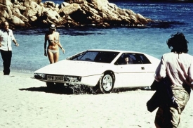 Jedno z nejznámějších aut, ve kterém jezdil filmový James Bond, bude na prodej.