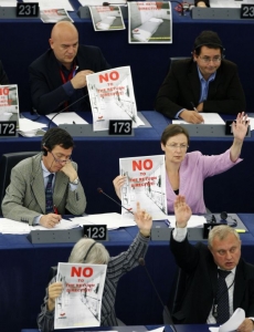 Proti směrnici hlasovali především levicoví europoslanci.