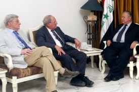 Zleva senátoři Warner a Levin, prezident Talabání, srpen 2007.