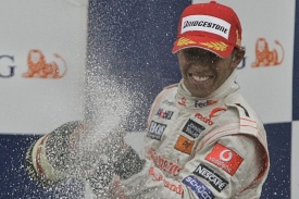 Lewis Hamilton se raduje z belgického triumfu.