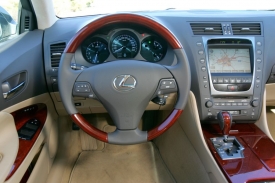 Lexus stále spoléhá na kombinaci tlačítek s dotykovým displejem.