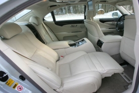 Sedačky luxusní limuzíny Lexus LS 600h se mohou proměnit v pohodlné ležení a navíc umí několik druhů masáží. 