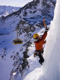 Kdo si chce zvednout hladinu adrenalinu, může zkusit třeba lezení.