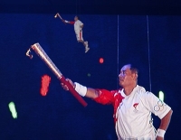 Li-Ning zapálil oheň v olympijské číši.