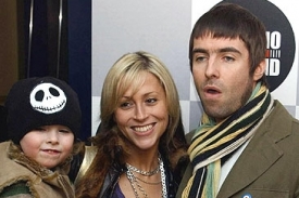 Liam Gallagher a Nicole Appletonová se svým synem Genem.