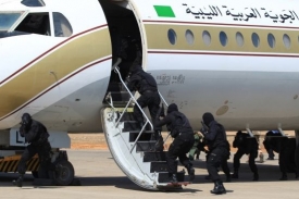 Libyjská speciální jednotka trénuje zásah proti teroristům.