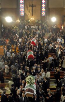 Zástupy na pohřbu zavražděného Gnahíma (2)