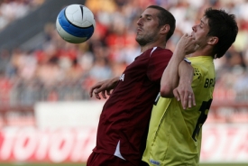 Libor Došek z AC Sparta Praha (vlevo) a Miloš Brezinský z FC Slovan Liberec v utkání 28. kola první fotbalové ligy, které se hrálo 14. května v Praze.