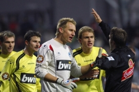 Fotbalisté Liberce se hádají s rozhodčím - ilustrační foto.