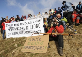 Demonstrace proti těžbě sněhu v Jizerských horách.