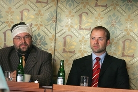 Zasedání zastupitelstva, vlevo Martin Tichý