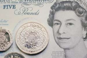 Obavy z recese přinutily investory prodávat britskou libru