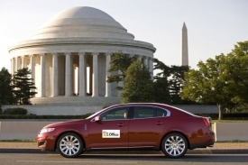 Lincoln MKS m&aacute; software Sync od Microsoftu v z&aacute;kladn&iacute; v&yacute;bavě.