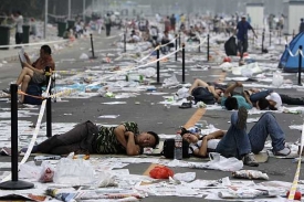 Ulice Pekingu. Číňané kvůli snaze lístkům na olympiádu spí na ulici.