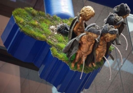 Čůraj&iacute;c&iacute; so&scaron;ky z vyobrazen&iacute; Litvy v čern&eacute;ho plastice.