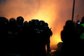 Ohně v Janově. Policisté i extrémisté nasadili pyrotechniku.