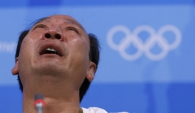 Překážkářův trenér pláče na tiskové konferenci.