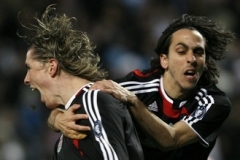 Fernando Torres (vlevo) slaví gól, Yossi Benayo gratuluje.