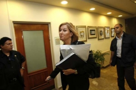 Ministryně zahraničí Livniová přichází na jednání kabinetu.