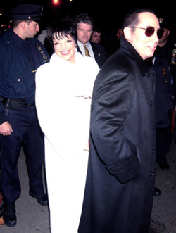 Liza Minnelliov&aacute; a David Gest opu&scaron;těj&iacute; kostel Marble Collegiate.