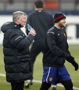 Manažer Alex Ferguson (vlevo) s útočníkem Waynem Rooneym.