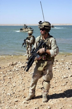 Vojáci USA u řeky Tigrid v centrálním Iráku.