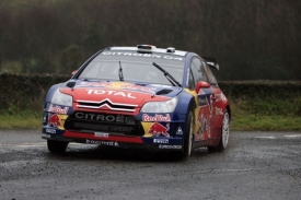 Sébastien Loeb s citroenem na cestě k vítězství v Irské rallye.