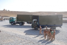 Čeští vojáci dohlížejí v Afghánistánu na bezpečí civilistů.